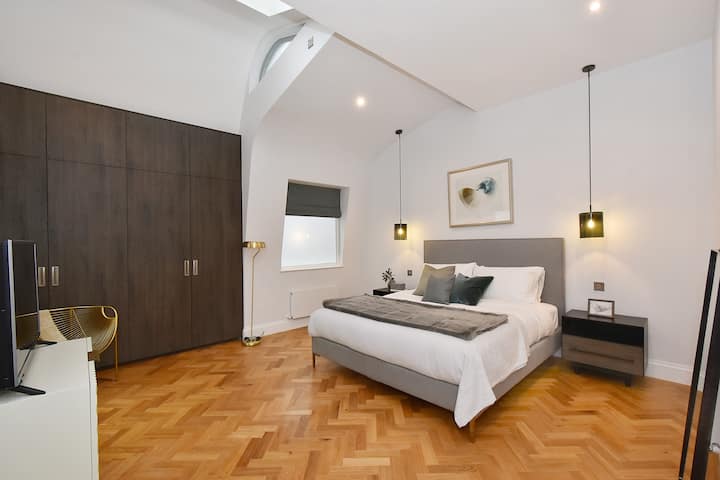 Dhomë gjumi shumë e madhe Master me krevat King size dhe gardërobë dhe sirtarë të bollshëm