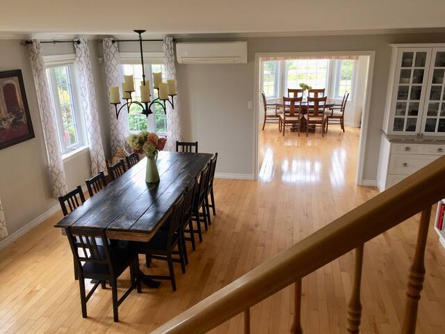 Lavender Manor. Minutes from Beach! gallery image 2