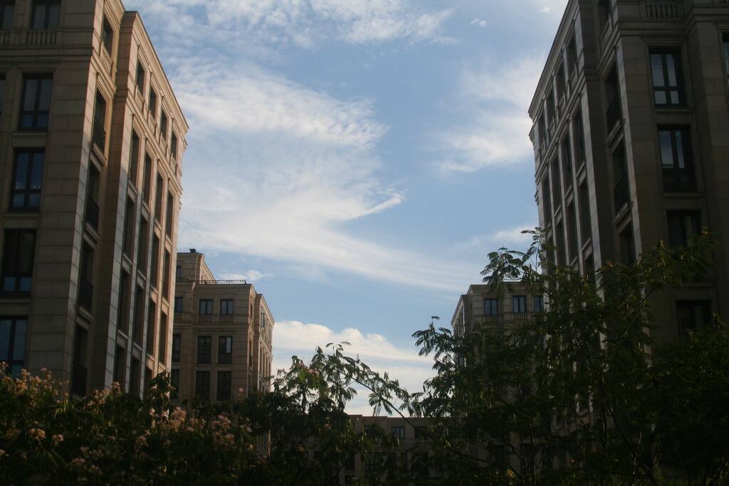 公寓阳台和卧室窗外,视野开阔,花园精美