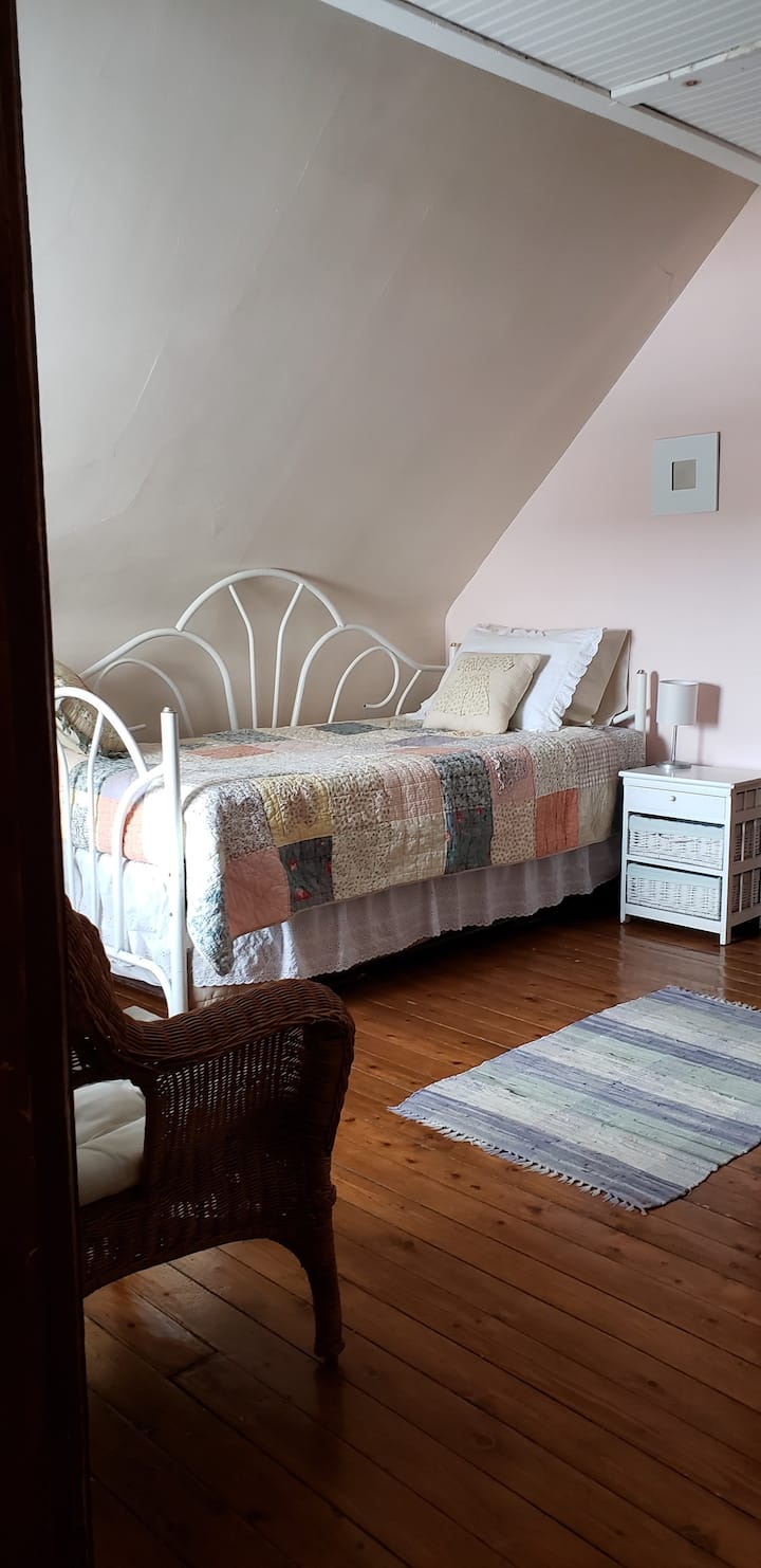 เตียงเดี่ยวพร้อมเตียงพับเก็บได้