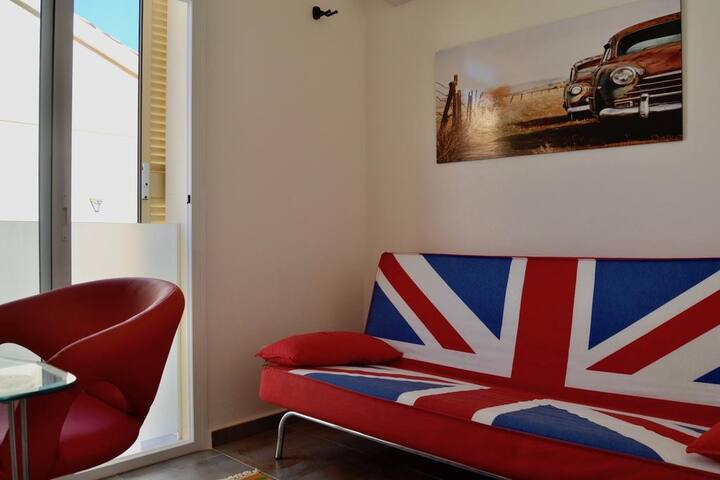 卧室3.工作空间和沙发床。大窗户，可欣赏花园景观