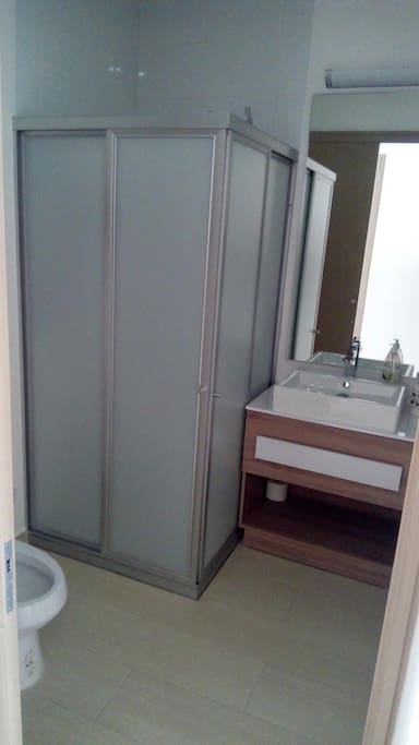 baño completo para uso exclusivamente del invitado