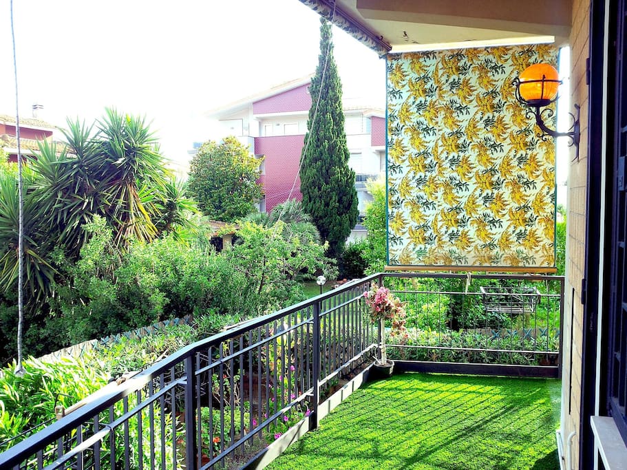 Terrazza vivibile con pratino sintetico