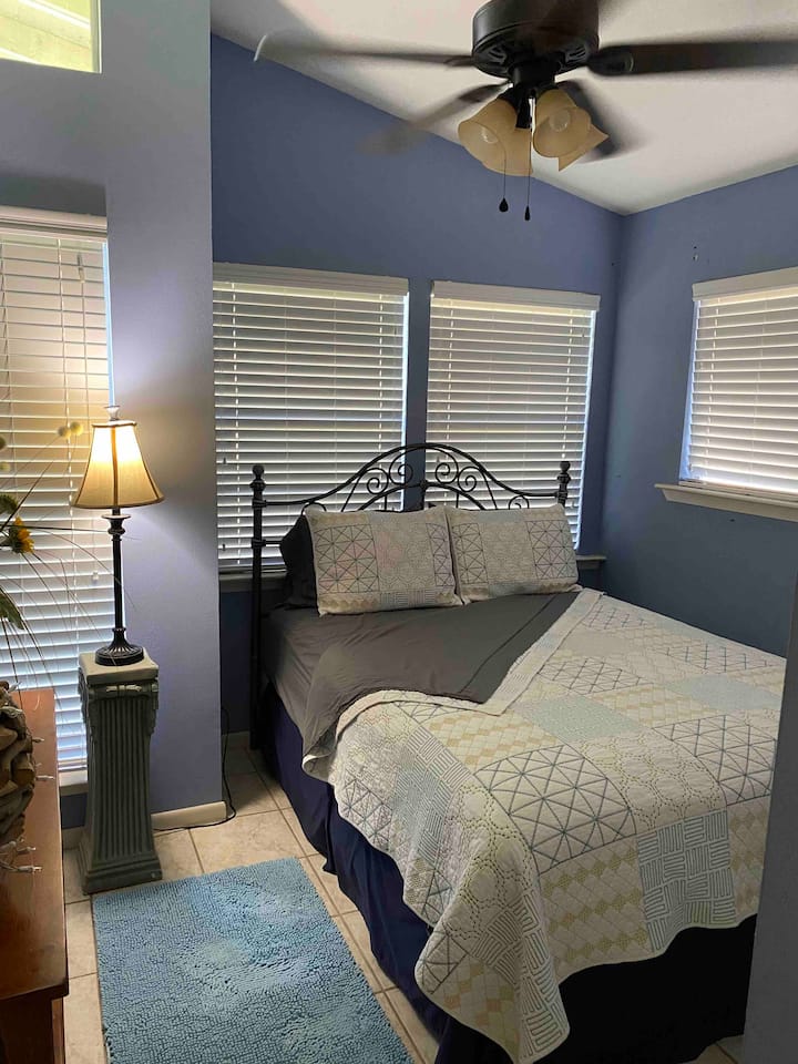 Ჩვენი „ლურჯი ოთახი “. ყველა იბრძვის აქ დასარჩენად!