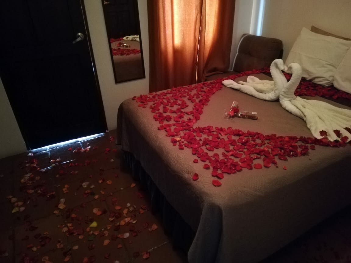 Ikiwa unataka "Mapambo ya Upendo" maalum, ikiwa ni pamoja na: mvinyo, jibini, mabondia na maua ya asili, itakuwa ada ya ziada na utalipa pesa taslimu, unapofika kwenye Townhouse.   
 