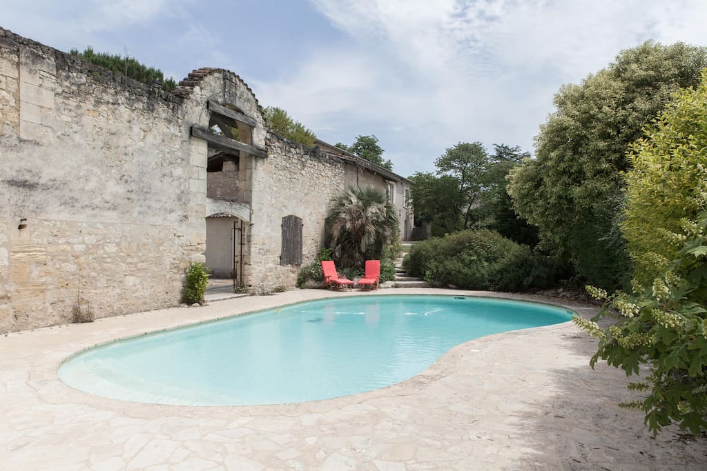 Shared simmingpool with guest from the main house and people staying in the gîte.