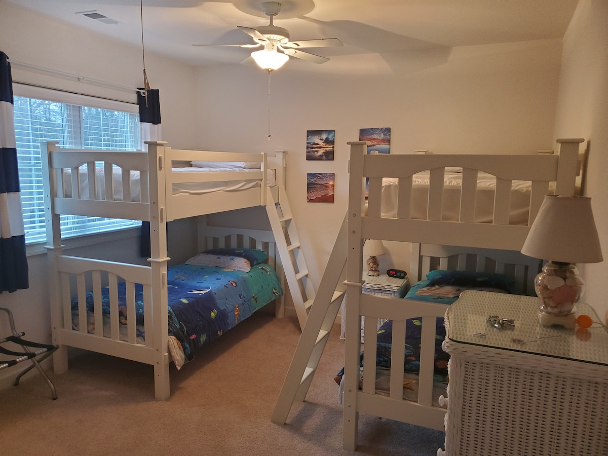 3. spavaća soba na katu 
s dva odvojena kreveta na kat.
TV od 19inča s Roku uređajem 