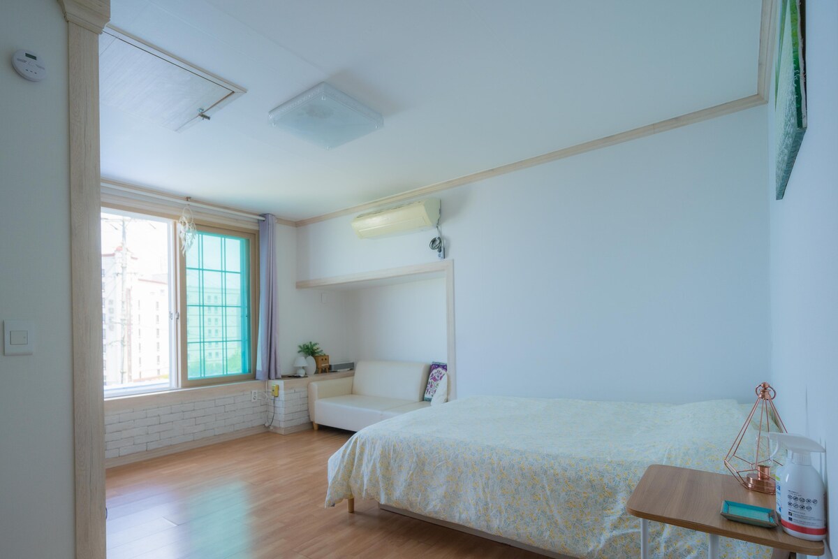 مع مكيف الهواء والسخان ، يمكنك ضبط درجة الحرارة المثلى حتى في الصيف أو الشتاء.