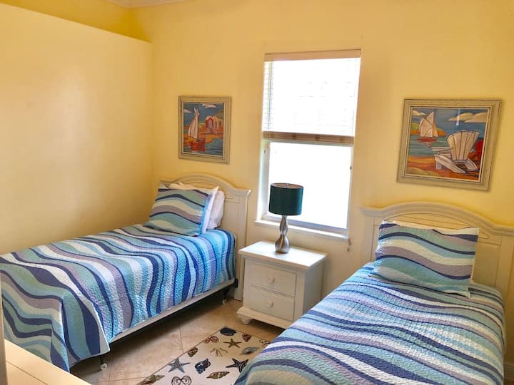 2号双床卧室，配备两张单人床、智能电视和内置衣柜