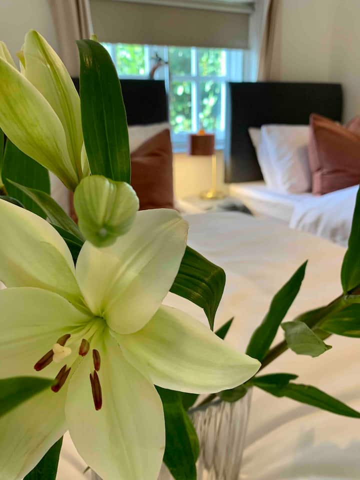 2 מיטות יחיד או מיטת קינג סייז... אתם יכולים לבחור, כי החדר הזה יכול להיות מושלם לאחת מהאפשרויות האלה, תלוי עם מי אתם נוסעים. 