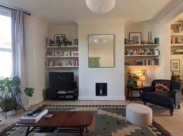 Stylish 2-bedroom flat next to London Fields gallery image 2