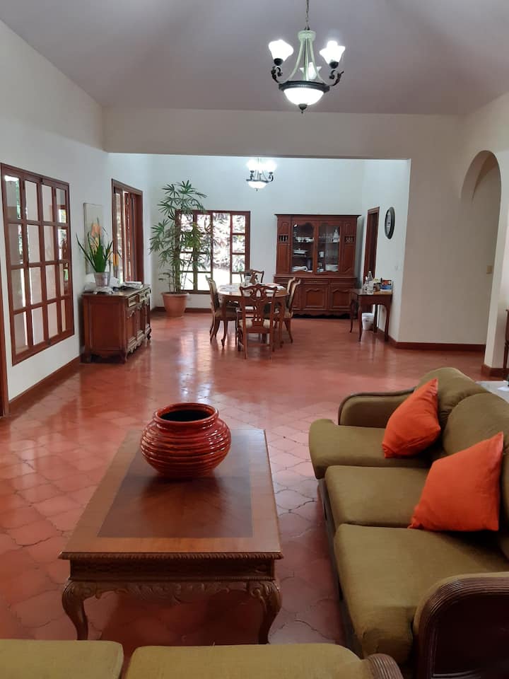 Beautiful Villa With Pool & Staff - Managua