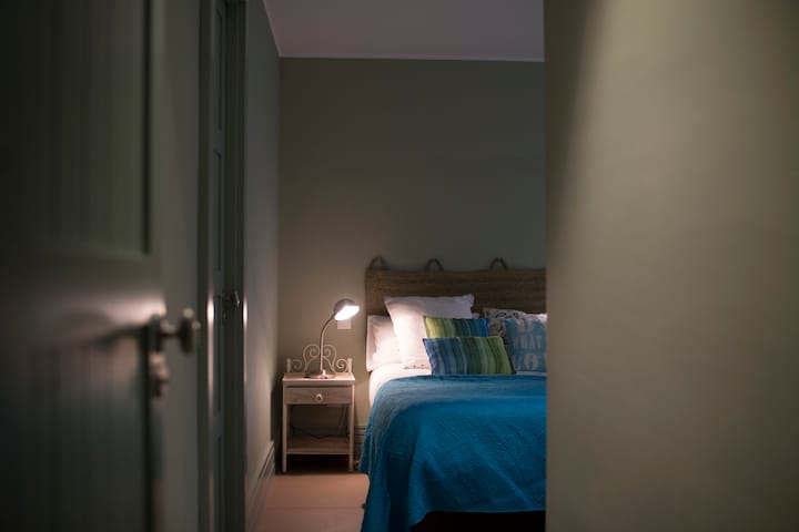 ห้องพักชั้นล่างมีเตียงคู่ 2 เตียงสำหรับ 2/4 คน
โต๊ะโบราณของ Rastro de Madrid