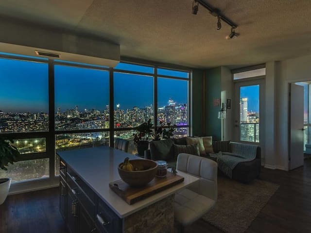 Entire 2BR Condo Downtown + Skyline View + Parking gallery image 4