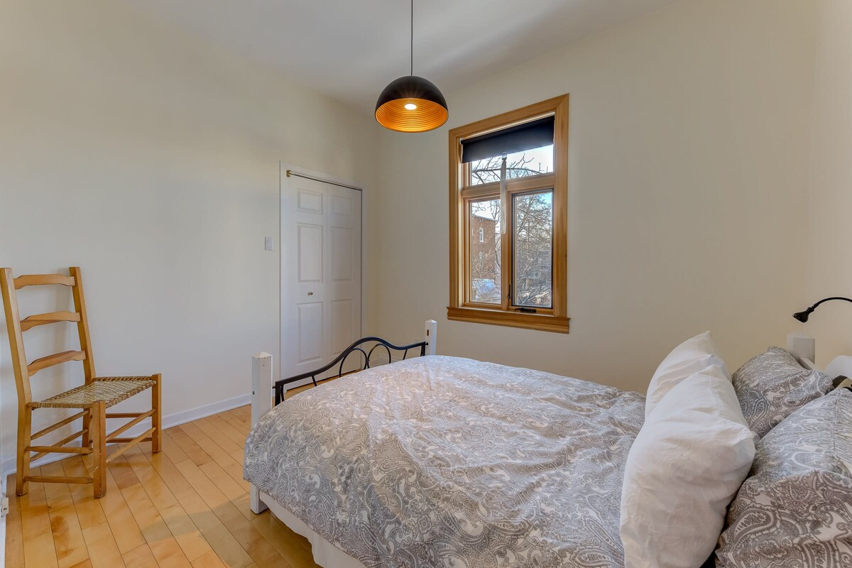 舒适的卧室，配有双人床