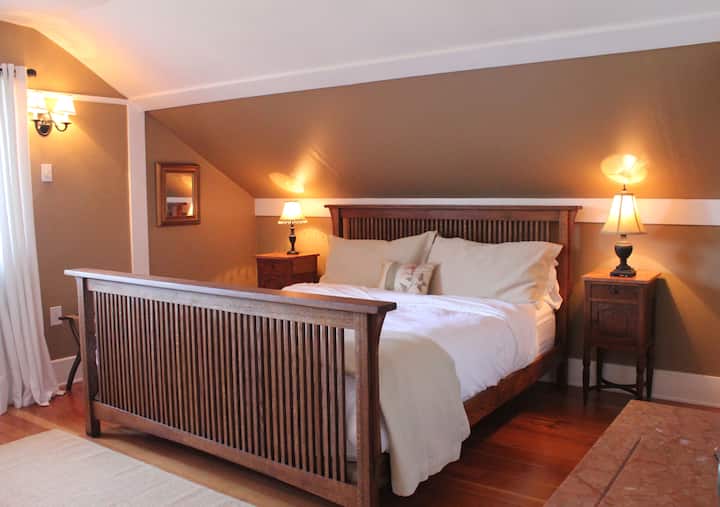 Hummingbird A&J’s Historic Landmark House Houses for Rent in Seaside