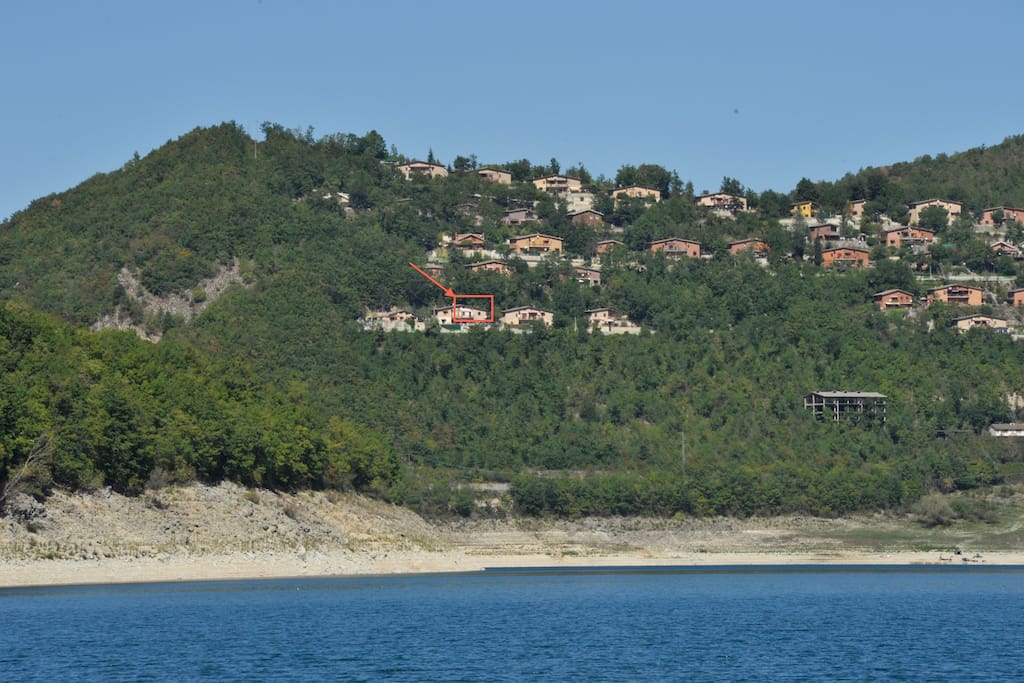 Casa vista dalla diga del Lago del Turano