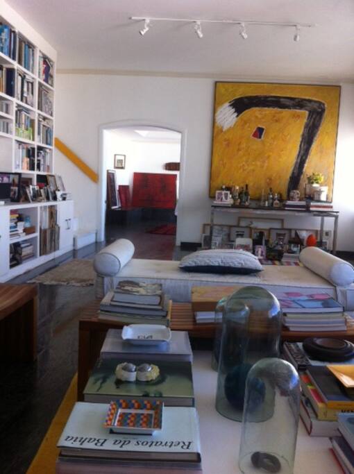 Sala de estar e de jantar ao fundo