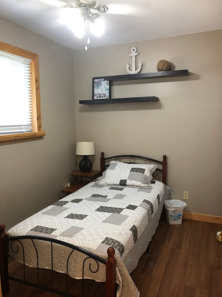 Dodatna spavaća soba s jednostrukim krevetom. 