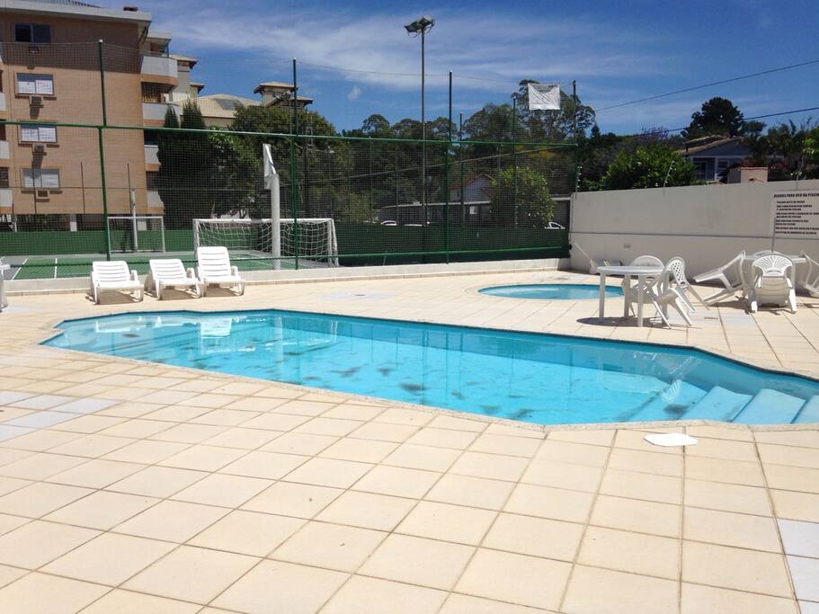 Piscina do lado da quadra