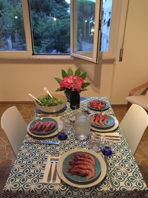 Una cena perfetta con amici a base di Gamberoni di Santa in compagnia di buona musica
