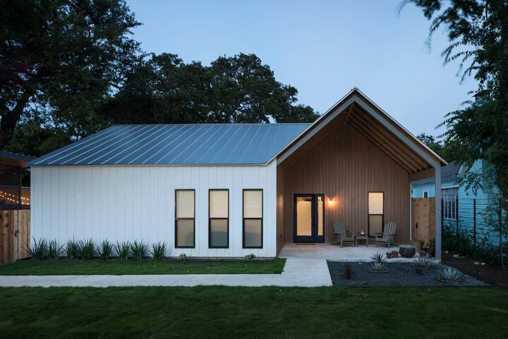 Austin Modern living in Zilker gallery image 5