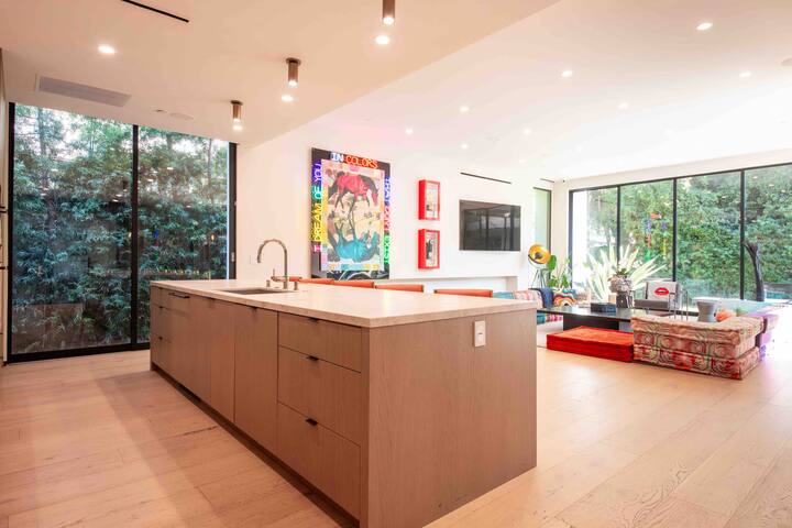 Luxury BevHills & Weho 5000 Square Ft & Pool gallery image 5