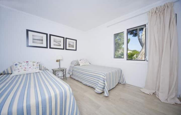 تواجه جميع الغرف المنطقة البحرية. هذا واسع جدًا.