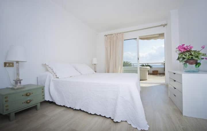 تواجه الغرفة الشرفة أمام البحر من ناحية ، ومن ناحية أخرى لديك الحمام الداخلي ، وهي مريحة جدًا وتشعر أن البحر قريب جدًا.