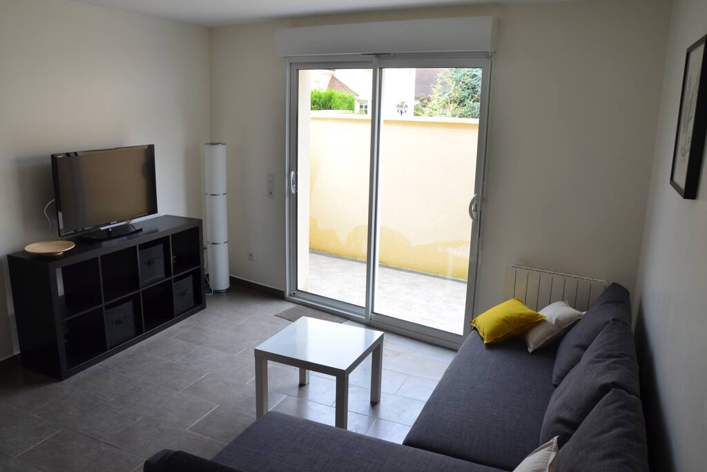 Salon donnant sur une petite terrasse