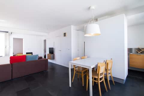 Anuncio de Airbnb popular: Penthouse with terraces in the courtyard en Ciutat Vella