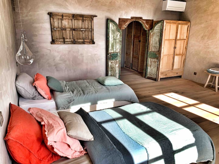 Lower bedroom tower, king size bed or 2 single beds 
Tower ground floor room with king size bed or 2 single bed