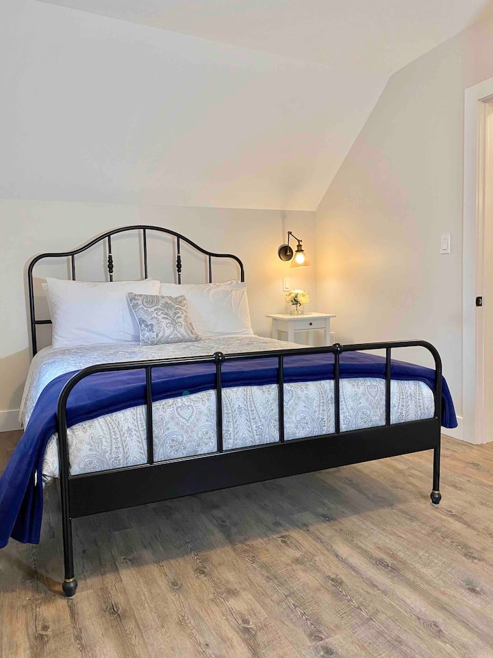 Queen Bedroom #1 - Lala kama kifalme katika hifadhi yetu ya kitanda yenye starehe ya malkia – mapumziko yako kamili yanasubiri!