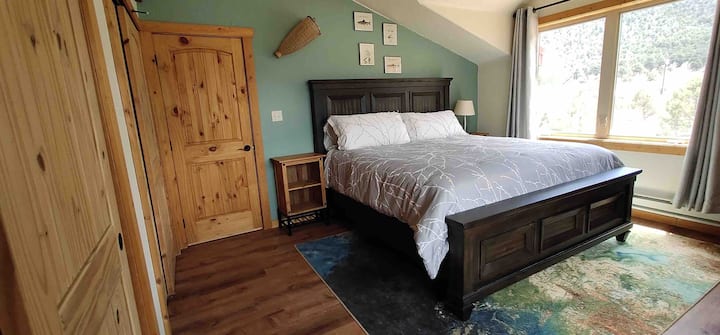 Kamer boven met kingsize bed en een prachtig uitzicht op de rivier! 