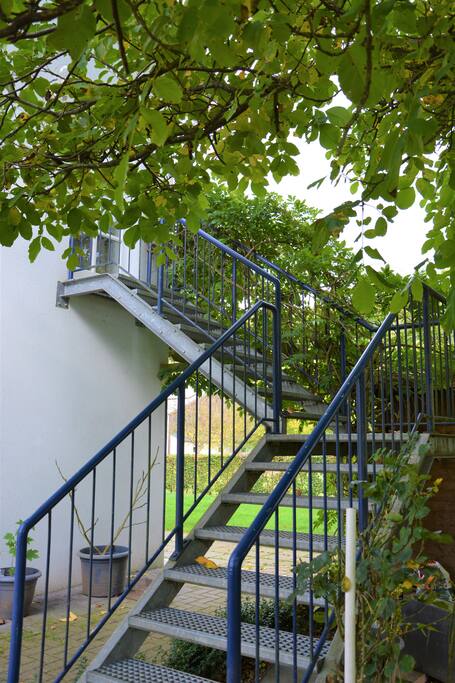 Der Zugang zur Wohnung erfolgt über eine Gittertreppe.