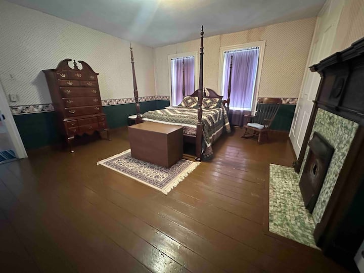 Bedroom 2 - Queen Bed 