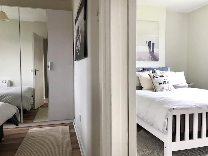 يقع الحمام أعلى الدرج إلى جانب غرفتي النوم.