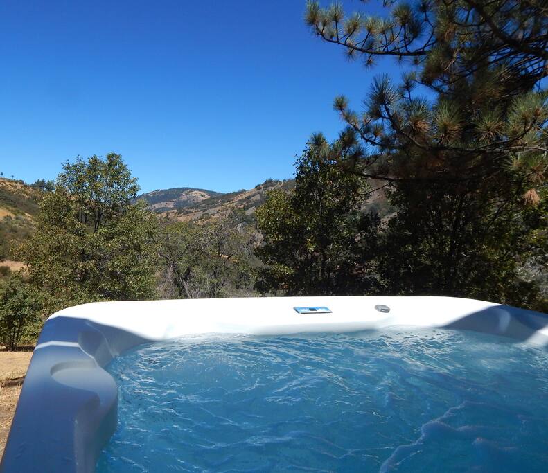 RELAX... Let your stress melt away in our 6-PERSON HOT BUBBLING Caldera SPA + New BBQ.