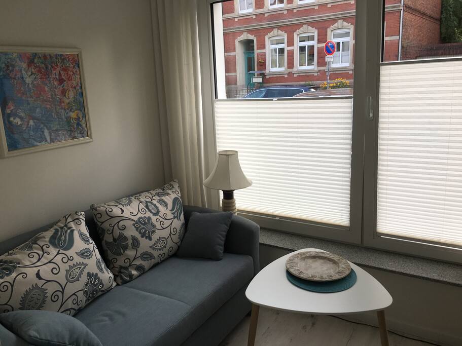 Gemütliche kleine Lese -und Fernsehecke mit viel Licht und Ausziehcouch