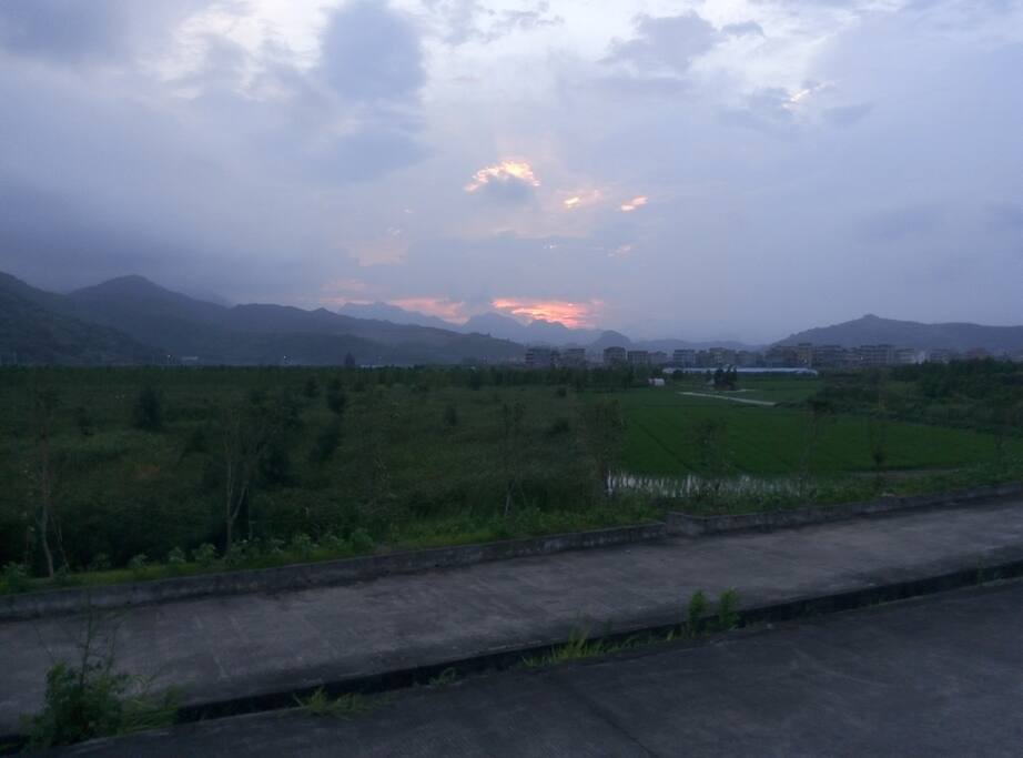 夕阳虽然很美丽但是眨眨眼就会过去了