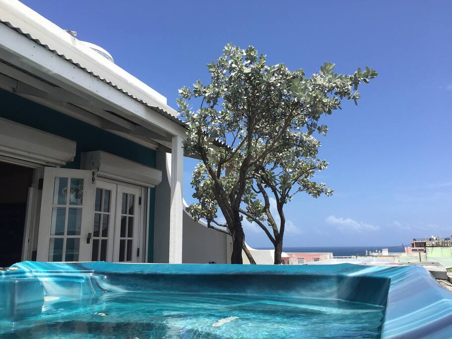 The jacuzzi offers an awesome view