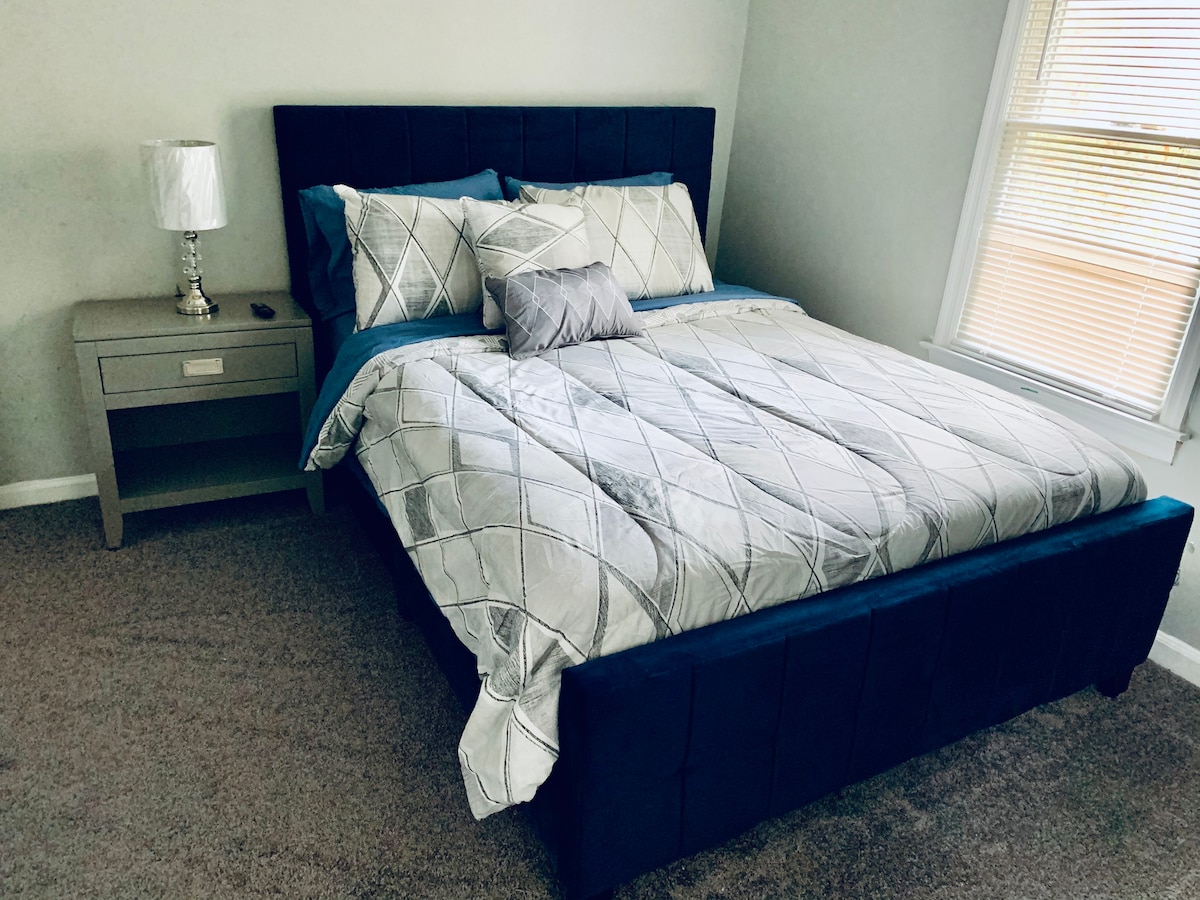 Spálňa pre hostí s manželskou posteľou Queen a inteligentnou LED televízorom