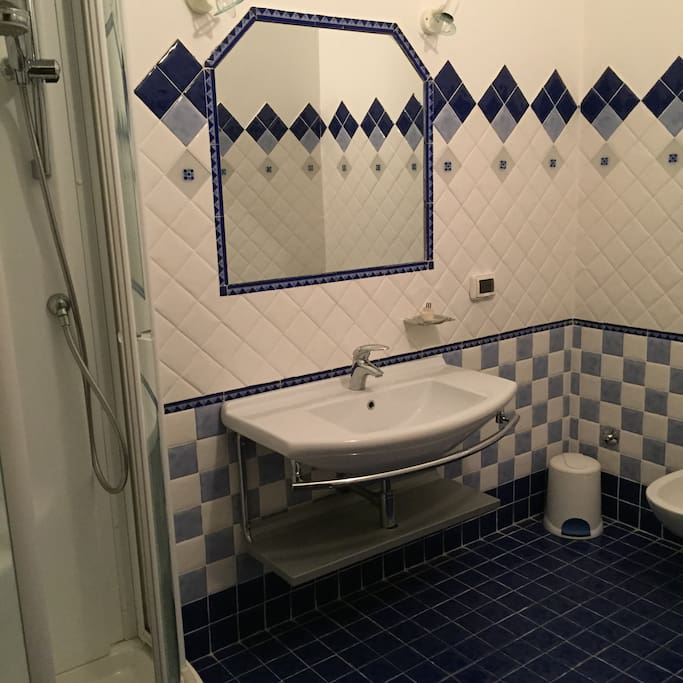 Bagno in camera con box doccia idromassaggio