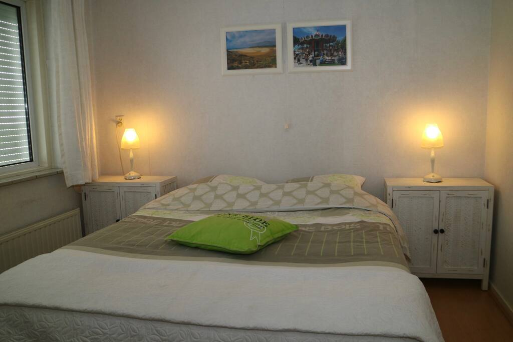 1ste slaapkamer met tweepersoonsbed (200 x 160) met rolluik voor raam.