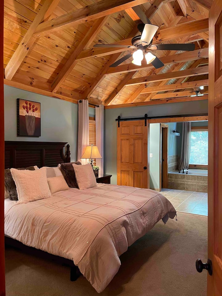 Chumba cha kulala cha Mwalimu 1 kilicho na kabati kubwa, bafu kamili na beseni la kuogea. Dari nzuri ya boriti. Kitanda ni kitanda cha mfalme cha Tempur-Pedic kilichorekebishwa na udhibiti wa kijijini kwa marekebisho ya kichwa au miguu.