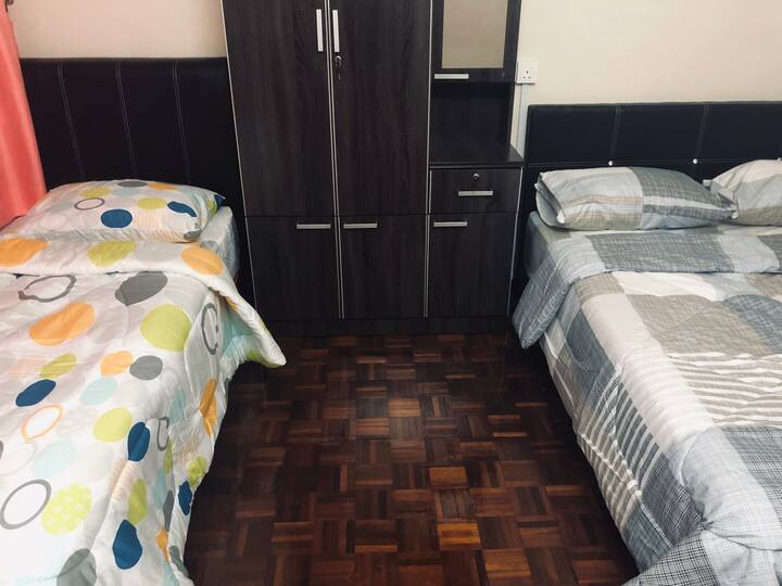 Spavaća soba 3 na gornjem katu (1 bračni krevet (160x200) i 1 krevet za jednu osobu)