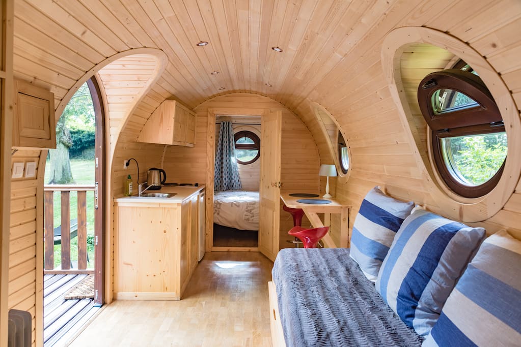 intérieur en bois cosy avec tout le confort. TV, lit 160x200, cuisine équipée.