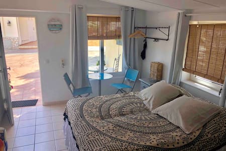 Room with private entrance, Wifi, toilet, pool.