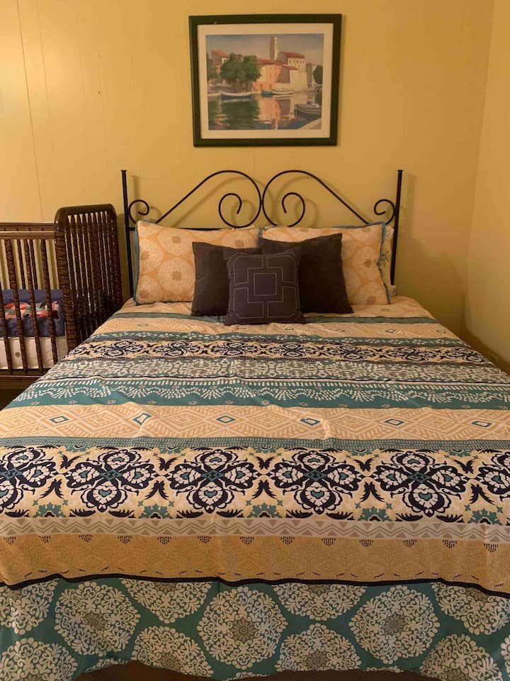 غرفة نوم صفراء سرير بحجم كوين