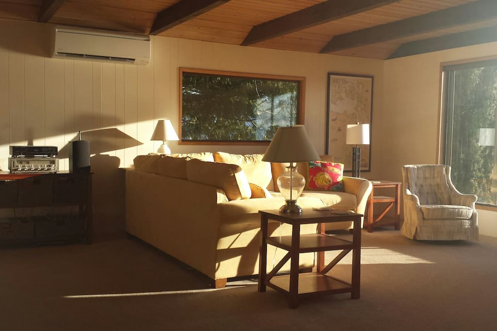 "Beautiful setting, great view of passing ships from living room", Marcie.